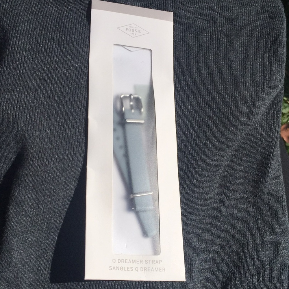 Grey Fossil Q dreamer strap never opened.